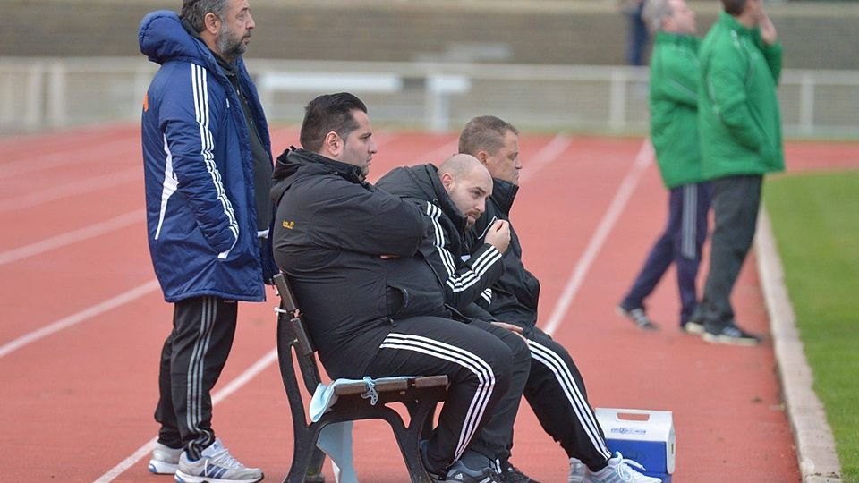 Das SVW-Motto für die Zukunft: Ruhe bewahren. Chefcoach Yildirim Sari (zweiter von links) und Co-Trainer Luigi Saraniti Pirello (r. neben ihm) wollen es vorleben. Archivfoto: Tom Klein