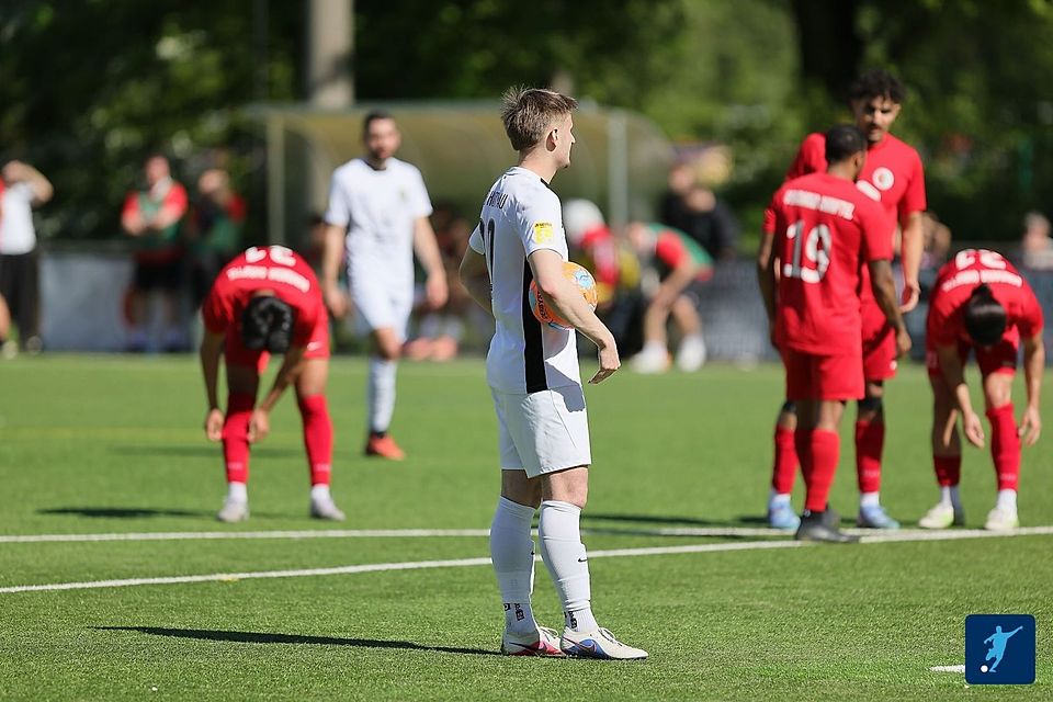 Leon Krönert trifft für seine TuS in Okriftel gleich zwei Mal vom Punkt.