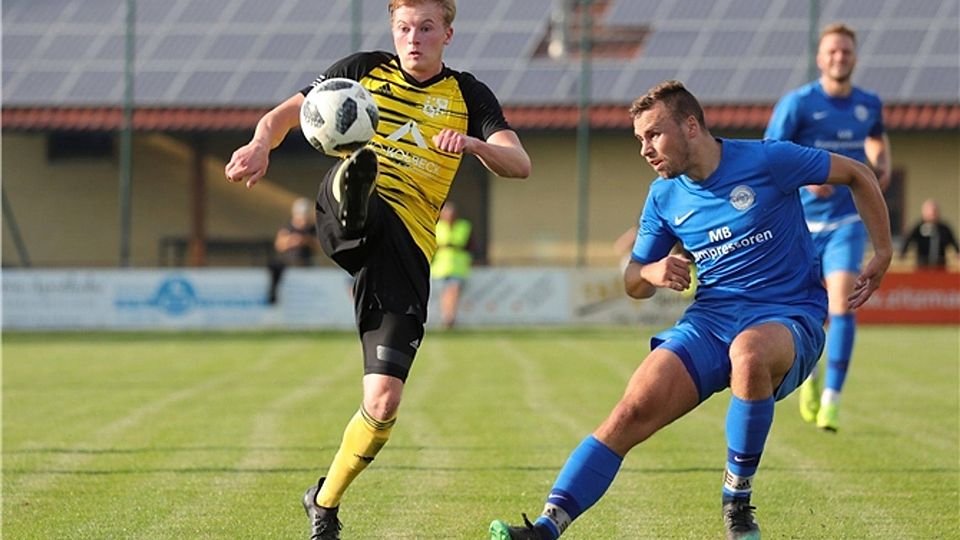 Der FC Ränkam (in gelben Trikots) geht voll fokussiert in das Spiel gegen Katzdorf. Foto: Simon Tschannerl