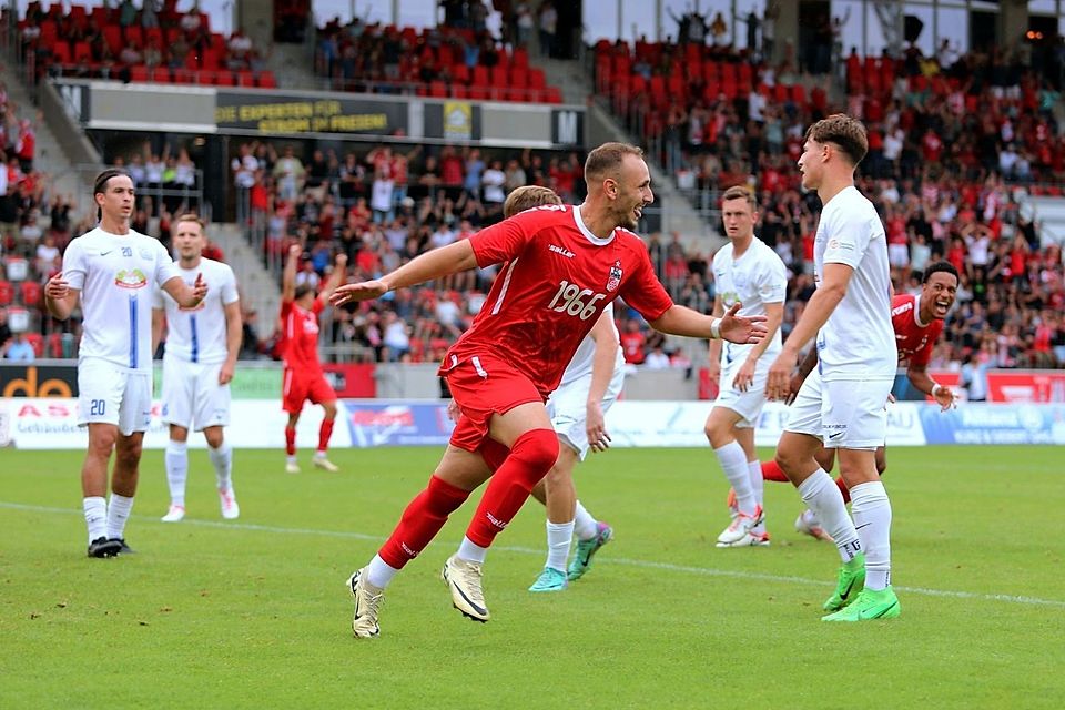 Ömer Uzun bejubelt sein Kopfballtor zum 2:0.