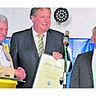 Ein Ehrenurkunde: Alfred Vianden, Präsident des Fußballverbandes Mittelrhein, sie Auszeichnung dem SG-Vorsitzenden Axel Wirtz zusammen mit Bernd Mommertz, Vorsitzender des Fußballkreises Aachen (von links).
