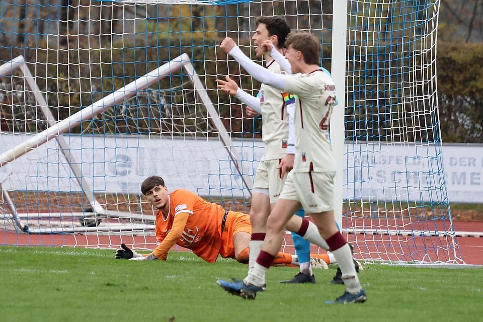 Schwabing jubelt nach dem 2:3, Eintracht-Schlussmann Ivan Bagaric mag da nicht mitfeiern. Schwabing jubelt nach dem 2:3, Eintracht-Schlussmann Ivan Bagaric mag da nicht mitfeiern.