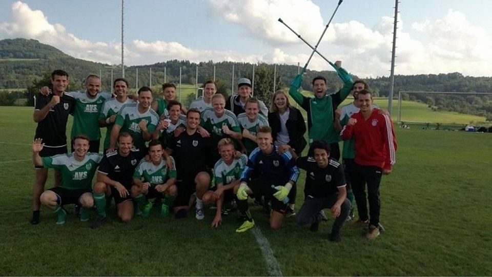 Siegerbild nach dem lang herbeigesehnten ersten Saisonsieg gegen den GSV Dürnau. Foto: TSV Wäschenbeuren