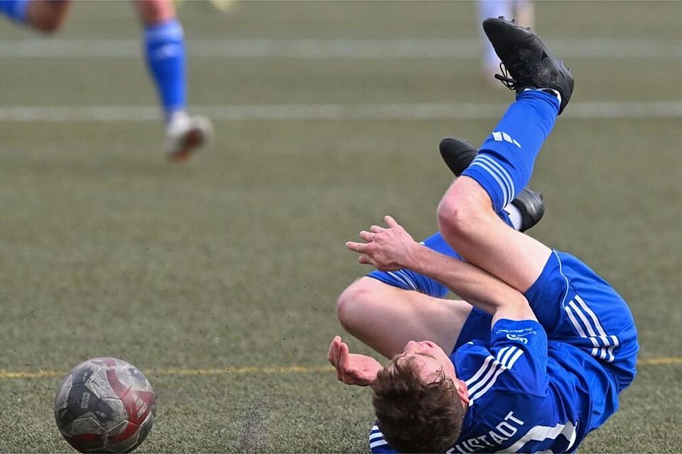 In letzter Sekunde stolperten Steffen Rohrer und der FC Neustadt gegen den FC Überlingen und mussten sich mit einem Remis begnügen. In letzter Sekunde stolperten Steffen Rohrer und der FC Neustadt gegen den FC Überlingen und mussten sich mit einem Remis begnügen.