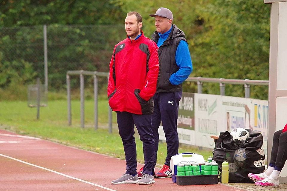Andreas Pollakowski (l.) verletzte sich in Neutraubling und stand mit Co-Trainer Christoph Schmidl überwiegend am Spielfeldrand.
