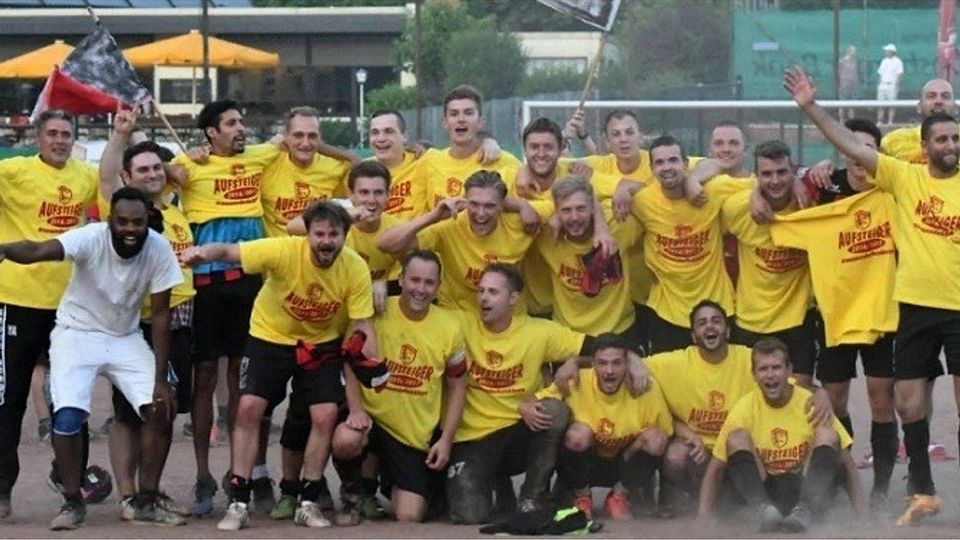 Aufstiegsjubel in Moitzfeld - Foto: Plum