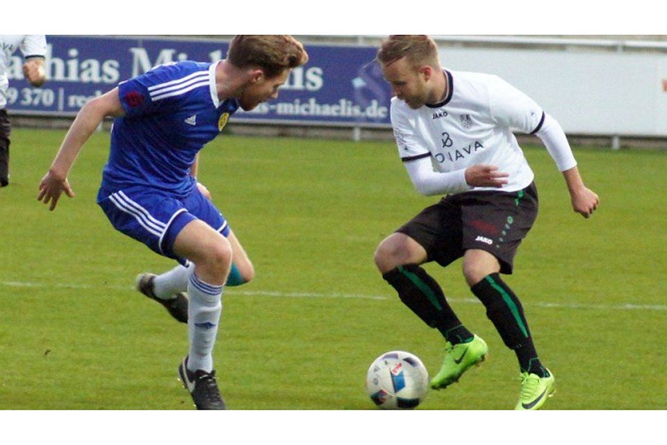 Tanz um den Ball: Sascha Guthke und Rico Gladrow. Foto: Mitsch Rieckmann