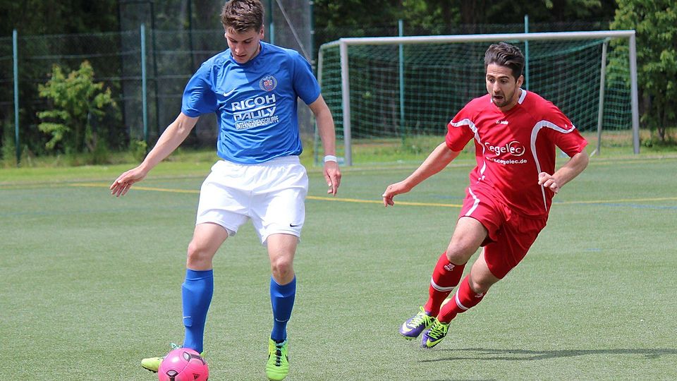 SG Bremthal II (blaue Trikots) verspüren Genugtuung nach erstem Sieg in diesem Jahr. Foto: Strack