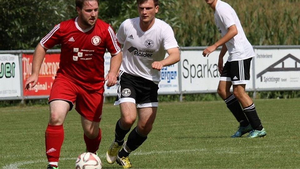 Max Schneider (vorne am Ball) wird im Sommer seinen Spielertrainerposten beim TSV Bayerbach nach vier Jahren zur Verfügung stellen. F: TSV
