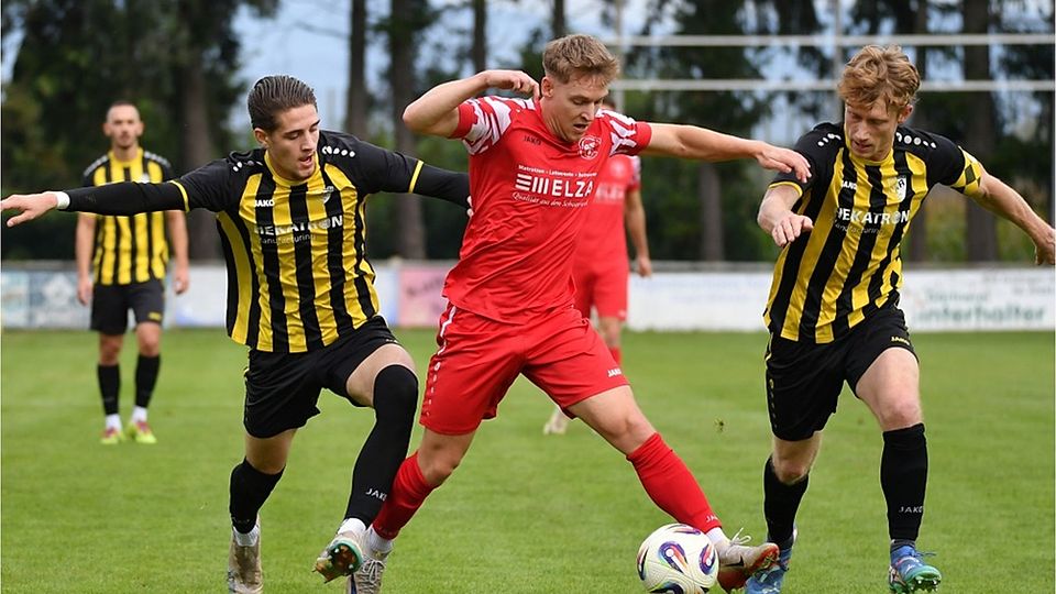 Die Hausener Arjonit Rexhepi (links) und Maximilian Faller setzen den Elzacher Janis Meier unter Druck.