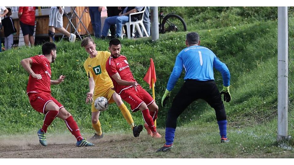 Kein Sieger im Derby: Türk Beerfelden (links Onur Carbuga, Yazan Azezeh, recht Torwart Mehmet Altinkara) und der SV Beerfelden (Zweiter von links Dennis Brauch) trennten sich in der Kreisliga A mit einem 1:1-Unentschieden.	Foto: Herbert Krämer