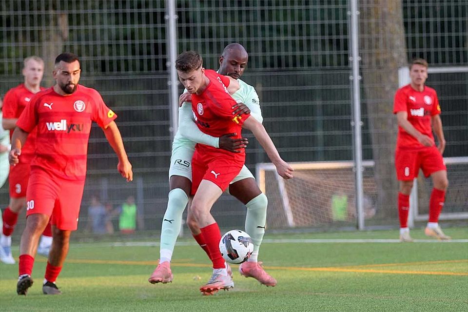Aus dem Hinspiel - Marvin Müller (Kilia Kiel) in den Fängen von Grady Zinkondo (PSV Neumünster).