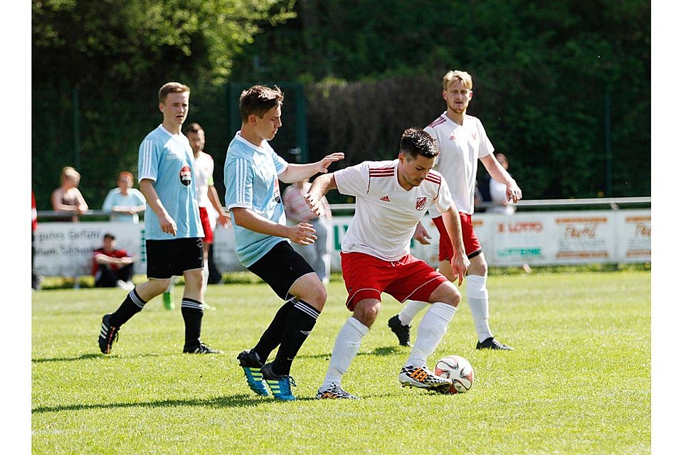 Der TSV Wolfstein (in Weiß-Rot) entschied sein Heimspiel gegen Ochenbruck souverän mit 4:0 für sich. (Foto: Athina Tsimplostefanaki)