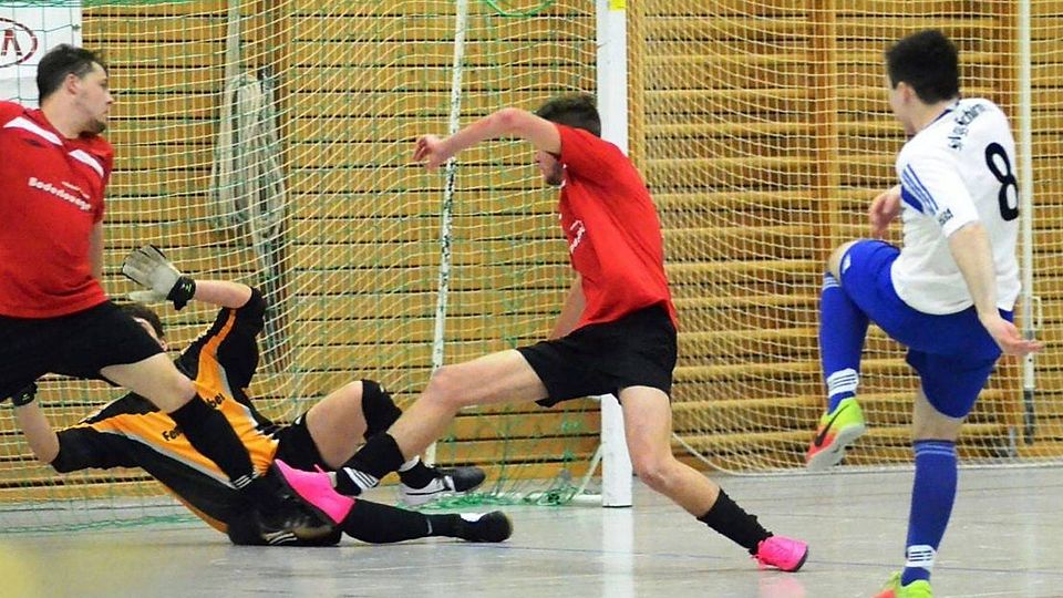 Die SpVgg Schirmitz (in Weiß) hat sich bereits dreimal in die Siegerliste des KIA-Hallencups eigeschrieben.