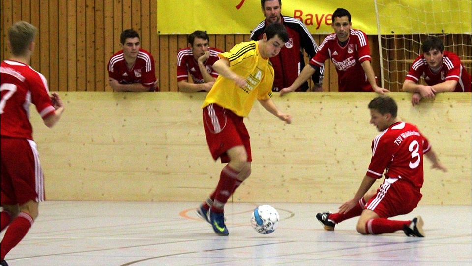 Der TSV Waldkirchen (rote Trikots) und der TV Schierling bestritten im Vorjahr das Halbfinale bei der Niederbayerischen Hallenmeisterschaft  F: Johannes Anleitner