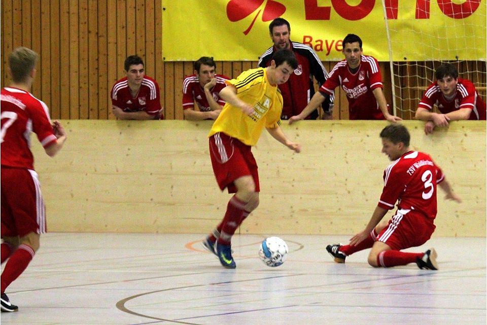 Der TSV Waldkirchen (rote Trikots) und der TV Schierling bestritten im Vorjahr das Halbfinale bei der Niederbayerischen Hallenmeisterschaft  F: Johannes Anleitner