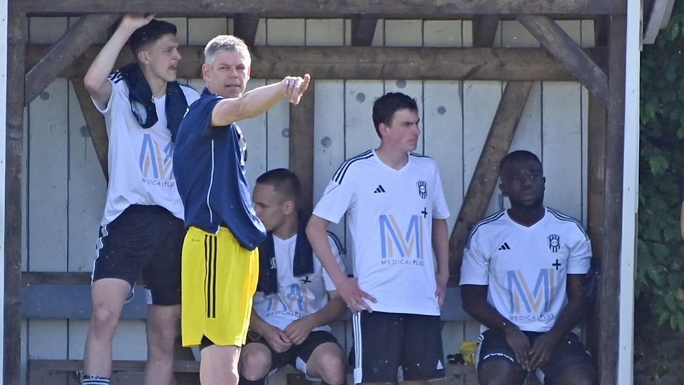 Trainer Mario Sinicki vom FC Moosburg dirigiert seine Elf.