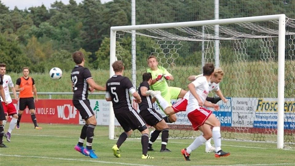 Der TSV Abensberg (in schwarz) verteidigte seinen Kasten um Keeper Jannik Helmers nach Kräften. Archivfoto: Rutrecht