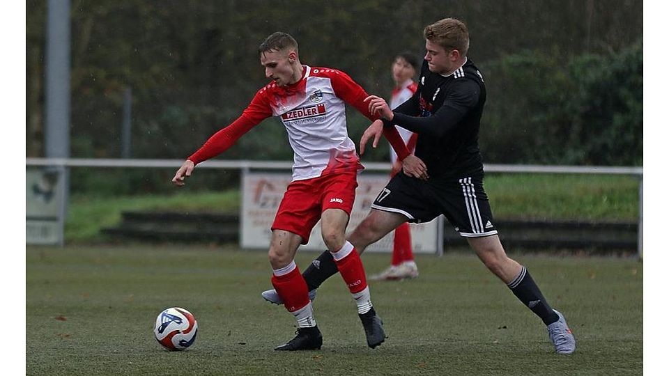 Der Gimbsheimer Brian Eichinger (rechts) kommt im Zweikampf mit dem Alzeyer Nils Arnold nicht an den Ball	Foto: Christine Dirigo/pakalski-press