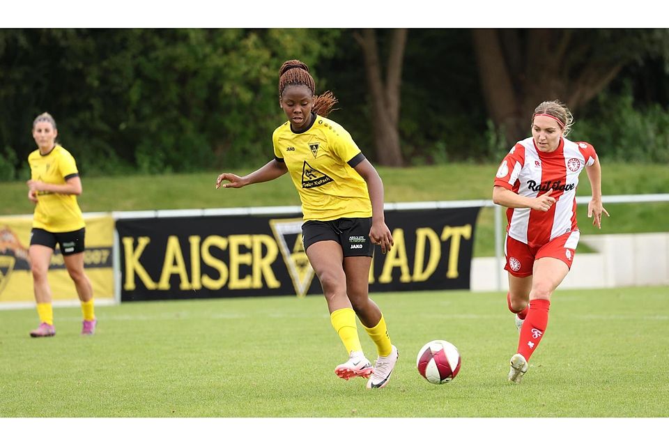 Schießt die Alemannia schon in der dritten Minute in Front: Gloria Zarambaud (links), hier im Duell mit der früheren Aachenerin Svenja Streller (Fortuna Köln).