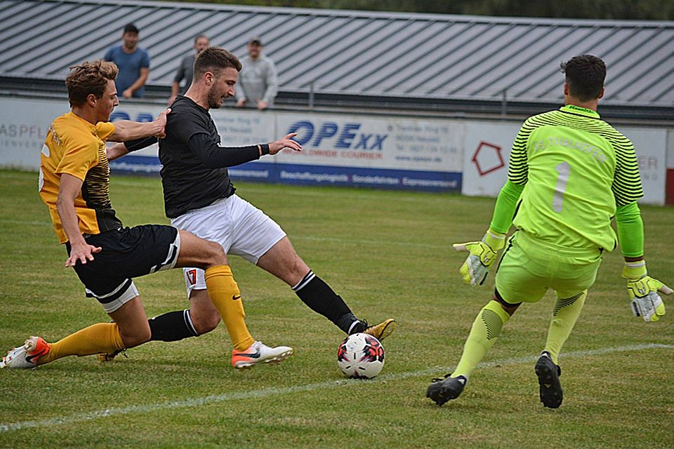 Robert Markovic-Mandic erzielte beim 3:0-Sieg des SV Cosmos Aystten seine Saisontreffer sieben und acht. Hier trifft er zwischen Abwehrspieler und Torwart hindurch zum vorentscheidenden 2:0.