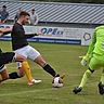 Robert Markovic-Mandic erzielte beim 3:0-Sieg des SV Cosmos Aystten seine Saisontreffer sieben und acht. Hier trifft er zwischen Abwehrspieler und Torwart hindurch zum vorentscheidenden 2:0.