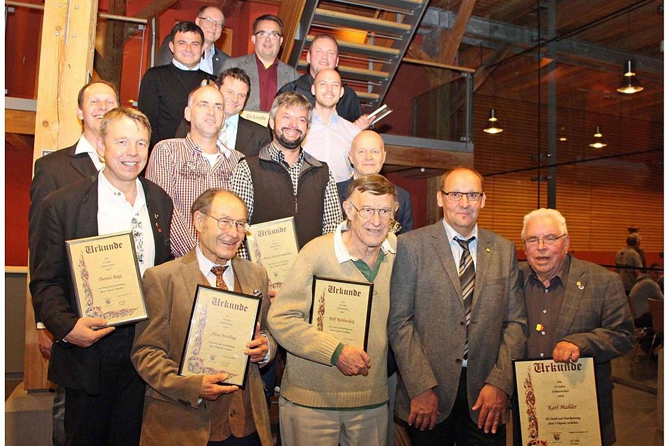 WFV und SRG ehrten zahlreiche langjährige Schiedsrichter der Gruppe Wangen, vorn rechts Karl Mahler mit Obmann Josef Ringer. lang