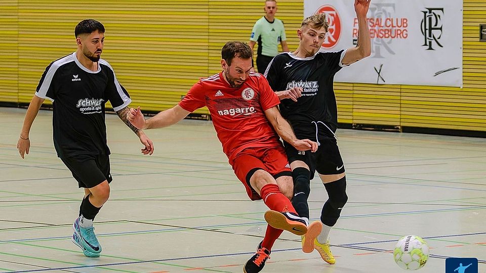 Philipp Stüve (in Rot) legte 2 Tore für den Futsal Club auf.