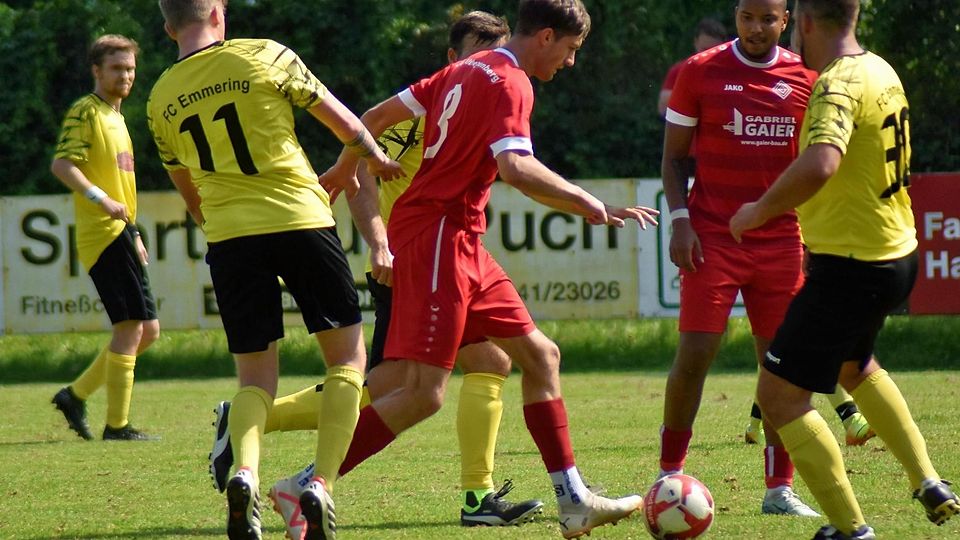 Der SV Althegnenberg (in Rot) im Spiel gegen den FC Emmering II.