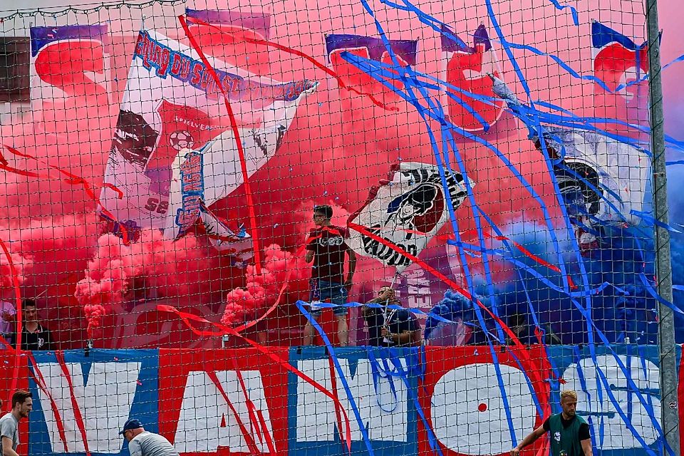 Ultras der SpVgg Unterhaching zünden Rauchbomben Ultras der SpVgg Unterhaching zünden Rauchbomben
