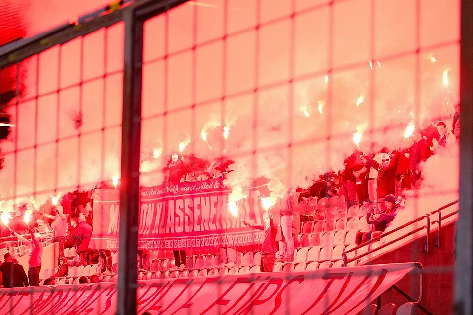 Die Fans des FC Bayern München II zündeten Pyrotechnik beim Spiel gegen die Reserve des FC Augsburg.