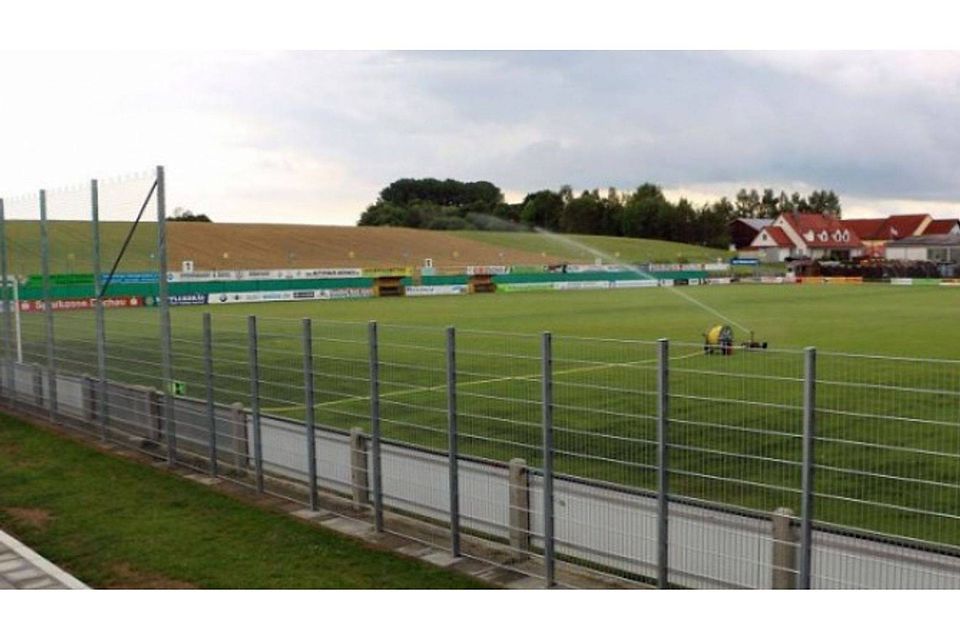 Auf diesem Gegenhang des Pipinsrieder Stadions soll die Naturtribüne für 5000 Zuschauer beim Regionalligamatch gegen den TSV 1860 München im Mai 2018 entstehen. Foto: hae