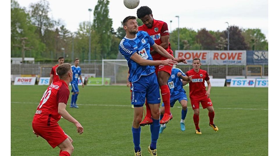 Mit Wille und Überzeugung: Die Wormatia-Spieler, hier Geovane Damaceno im Luftkampf mit dem Gonsenheimer Andre Röll, wollen nach der 5:0-Gala gegen den SVG, nun gegen die TuS Koblenz im Aufstiegsrennen nachlegen.