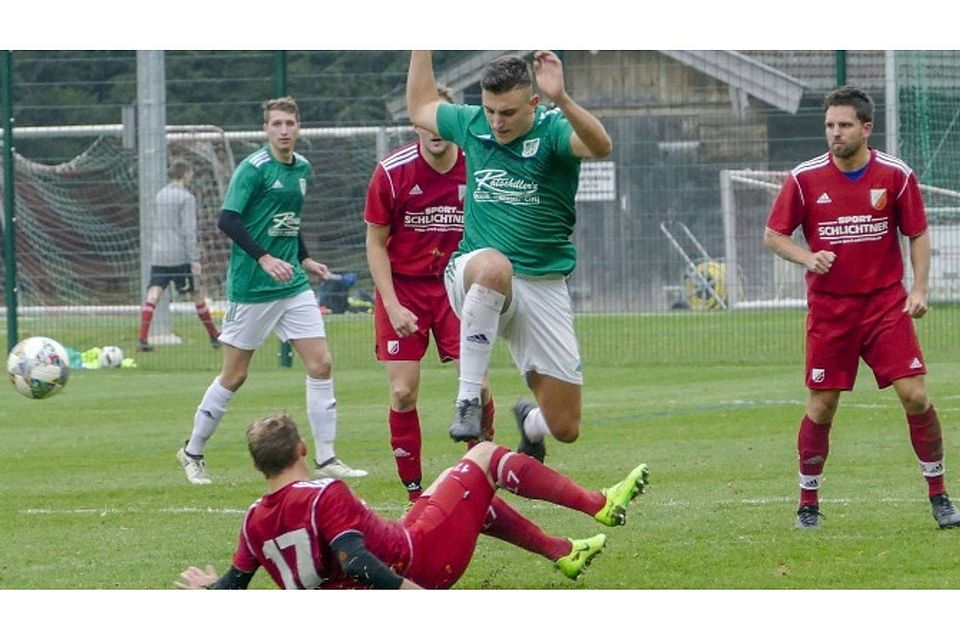 Nicht zu halten war Riccardo Ferraro (M.). Der Mittelfeldspieler des TuS Holzkirchen II erzielte gegen den FC Real Kreuth zwei Treffer.  Andreas Leder