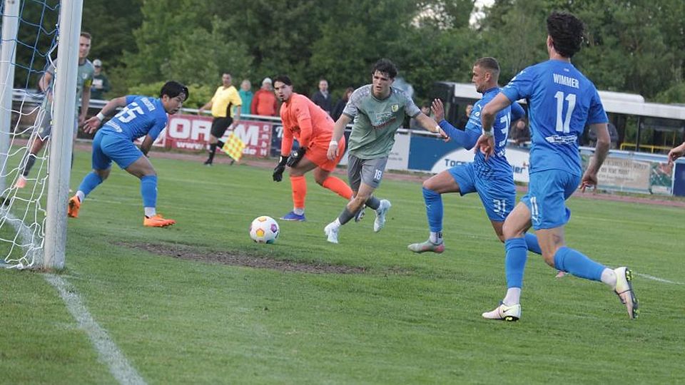Der TSV Gau-Odernheim (hier das Tor zum 1:2 gegen den FC Emmelshausen mit Noah Juricinec, Keita Kinoshita, Torwart Maximilian Krapf, Torschütze Christopher Hahn, Dustin Zahnen und, Linus Wimmer, v.l.n.r.). 	Foto: Axel Schmitz/pakalski-press