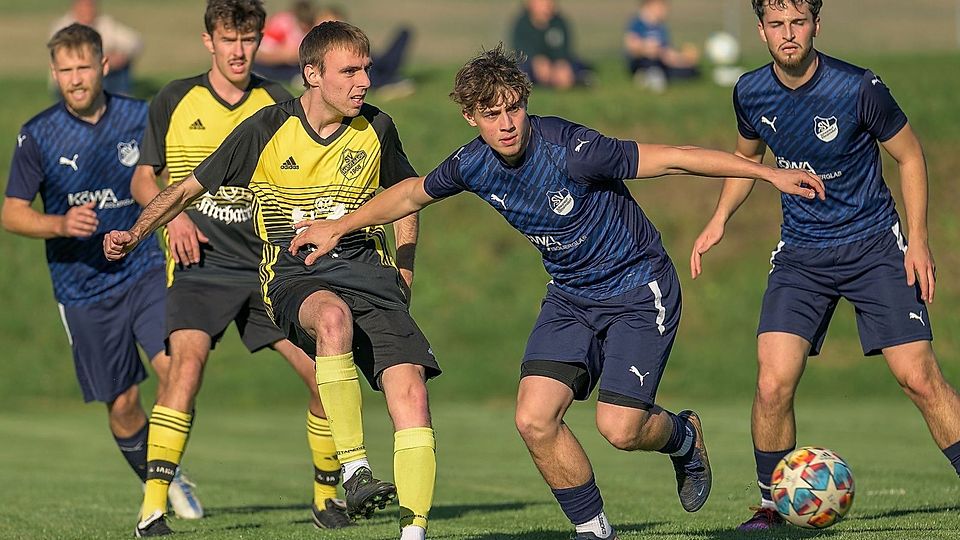 Ettmannsdorfs Landesliga-Unterbau (in blau) hatte beim Gipfeltreffen in Haselbach das Nachsehen.