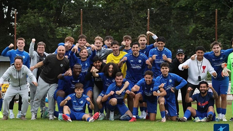 Phänomenale Runde: Die U23 des FV Biebrich 02 zelebriert den Gruppenliga-Aufstieg.