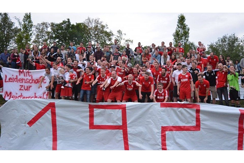 Rot-Weißer-Freudentaumel: Die Seniorenmannschaften des TuS Schillingen feiern mit ihren Fans die Meisterschaft. Foto: Cornel Fusenig