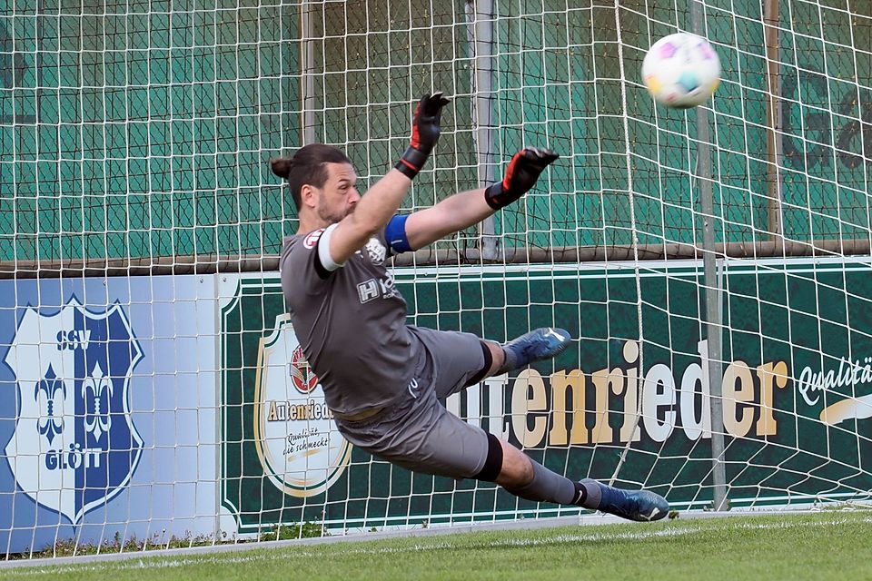 Der Remis-Retter: Glötts Keeper Dominik Trenker wehrt kurz Ende gegen Gersthofen diesen Elfmeter ab.