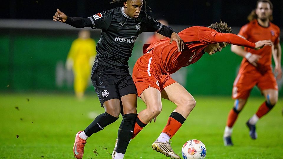 Vor allem in der letzten halben Stunde hielten die Neumarkter (in Rot) gegen die Fürther Profis tapfer dagegen.