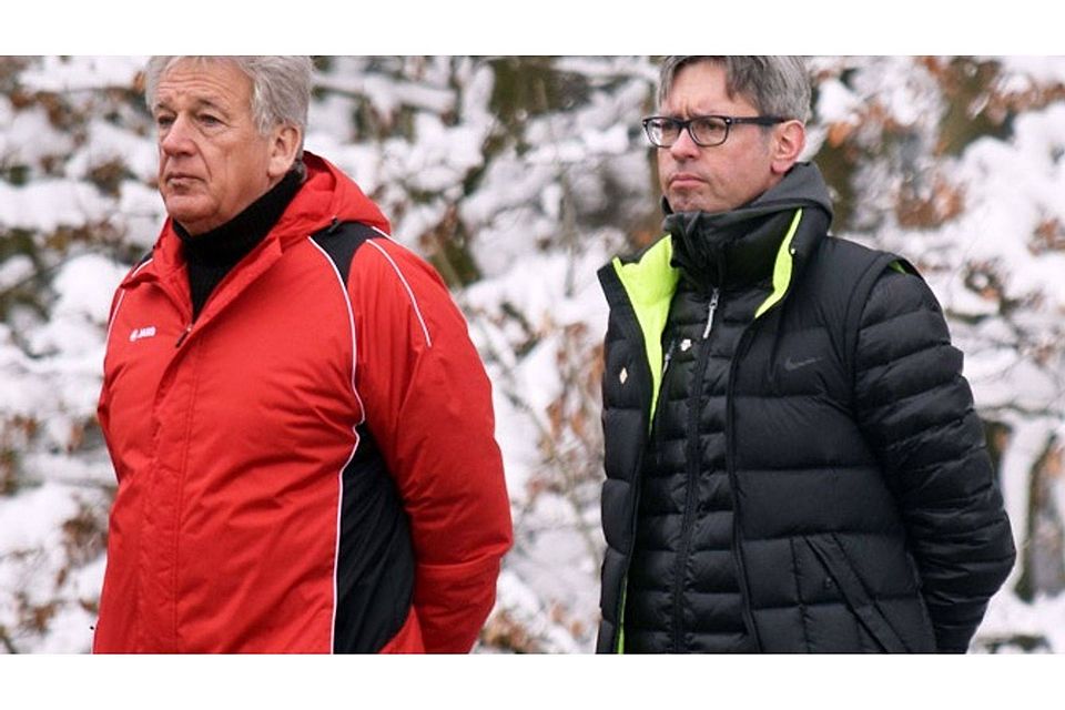 Es ist kalt geworden am Lohwald. Doch der neue Trainer Karlheinz Pecher und sportlicher Leiter Günther Hausmann (von rechts) wollen Schlusslicht TSV Neusäß zumindest wieder aus der Schockstarre führen.	 F.: Oliver Reiser