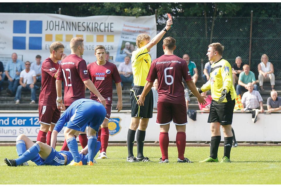 Die Spieler des SV Lengerich-Handrup können es nicht fassen: Schon in der 6. Spielminute sieht Torhüter Matthias Köhn die Rote Karte. Der SVLH hat keinen Ersatz dabei.