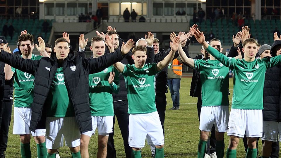 Die Schweinfurter Spieler ließen sich am Freitag nach dem 1:0-Sieg gegen Illertissen feiern.