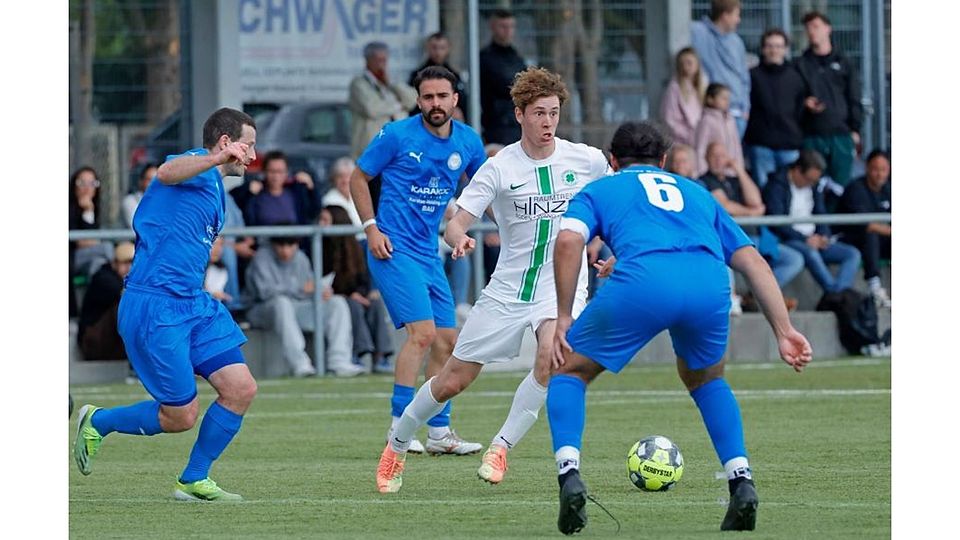 Drei gegen einen (von links): Die Ober-Ramstädter Jens Wissel, Mehmet Yilmaz und Emre Erol können Tim Luca Wilfer trotzdem nicht stoppen. 	Foto: Peter Henrich