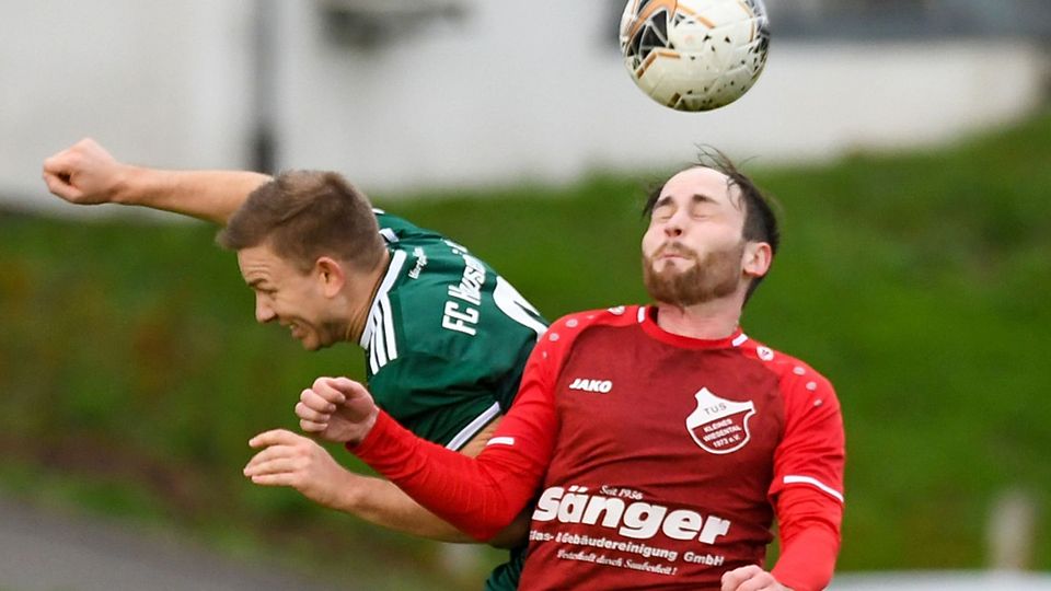 Andreas Glagau (TuS Kleines Wiesental, rechts) im Kopfballduell gegen Dominik Hug (FC Hausen) | Foto: Gerd Gründl