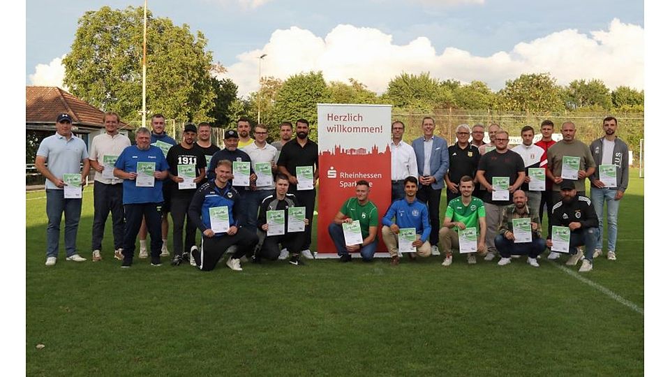 Ehre wem Ehre gebührt: Die Vereinsvertreter der fairsten Mannschaften der Fußballkreise Alzey-Worms und Mainz-Bingen posieren mit ihren Urkunden.	Foto: Christine Dirigo/pakalski-press