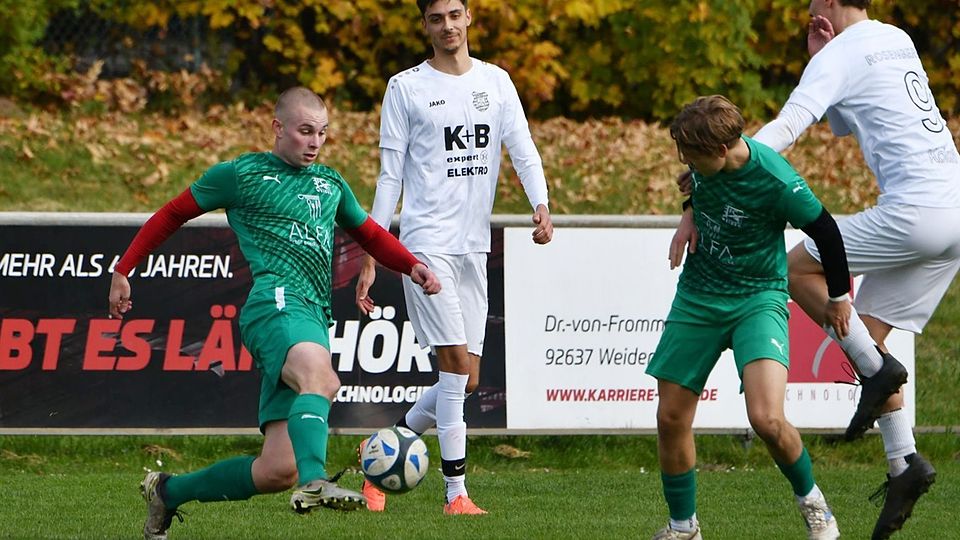 Nach dem TSV Königstein stolperte mit dem TuS Rosenberg (in Weiß) das nächste favorisierte Spitzenteam bei der jungen U23 des Aufsteigers FC Weiden-Ost (in Grün).