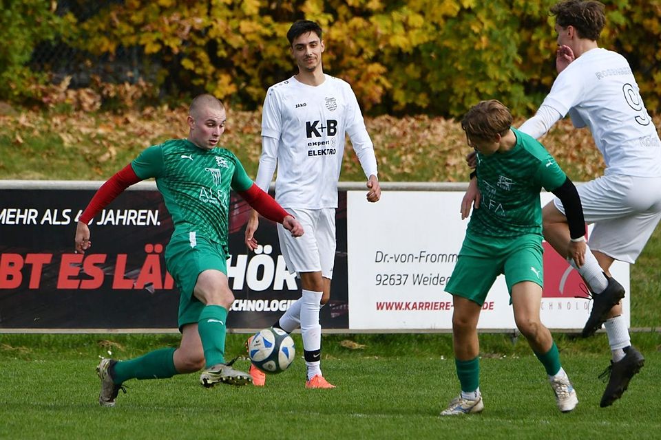 Nach dem TSV Königstein stolperte mit dem TuS Rosenberg (in Weiß) das nächste favorisierte Spitzenteam bei der jungen U23 des Aufsteigers FC Weiden-Ost (in Grün).