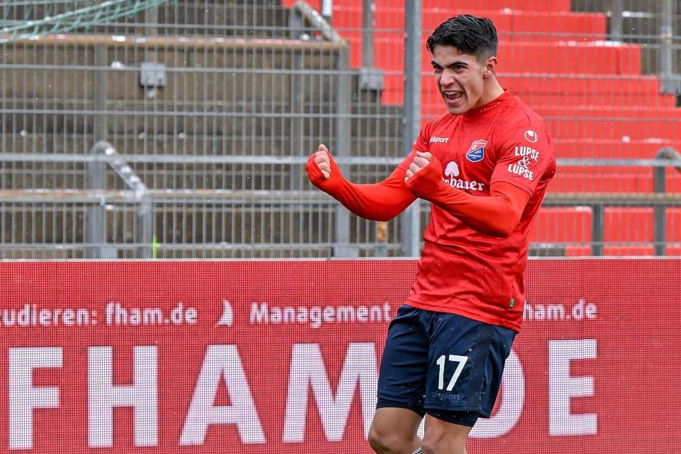 Fabio Torsiello feiert seinen Treffer zum 2:0 gegen den 1.FCS. Der Deutsch-Italiener traf in Arjen Robben-Manier in die lange Ecke