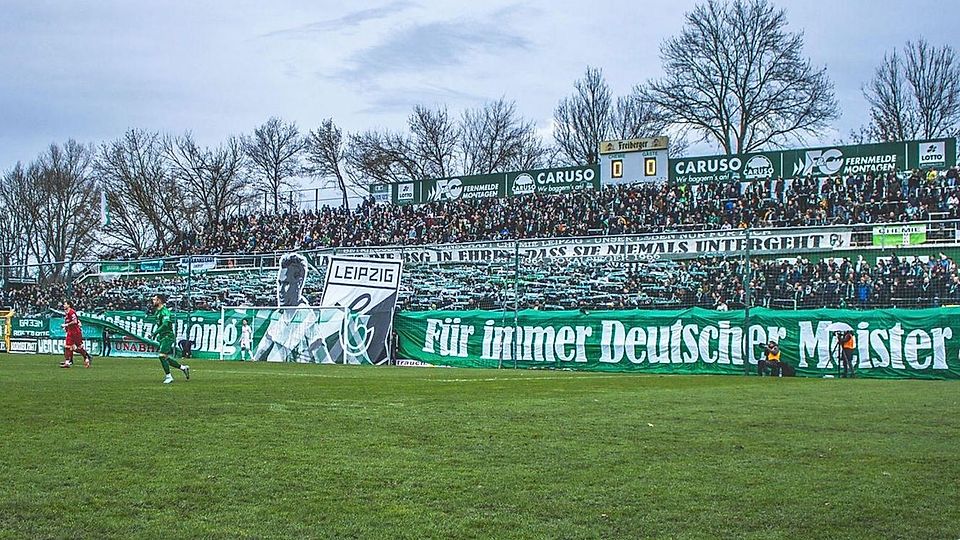 Im Heimspiel gegen den FSV Zwickau präsentierten die Chemiker eine Choreo zu Ehren der Vereinslegende.